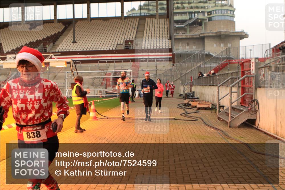 08.12.2024 - St. Pauli X-Mass-Run No. 14 Kathrin Stürmer Photography http://msf.ph/oto/7524599 08.12.2024 10:02:05 Ziel 588, 838, 2780, 2965, 3255 meine-sportfotos.de