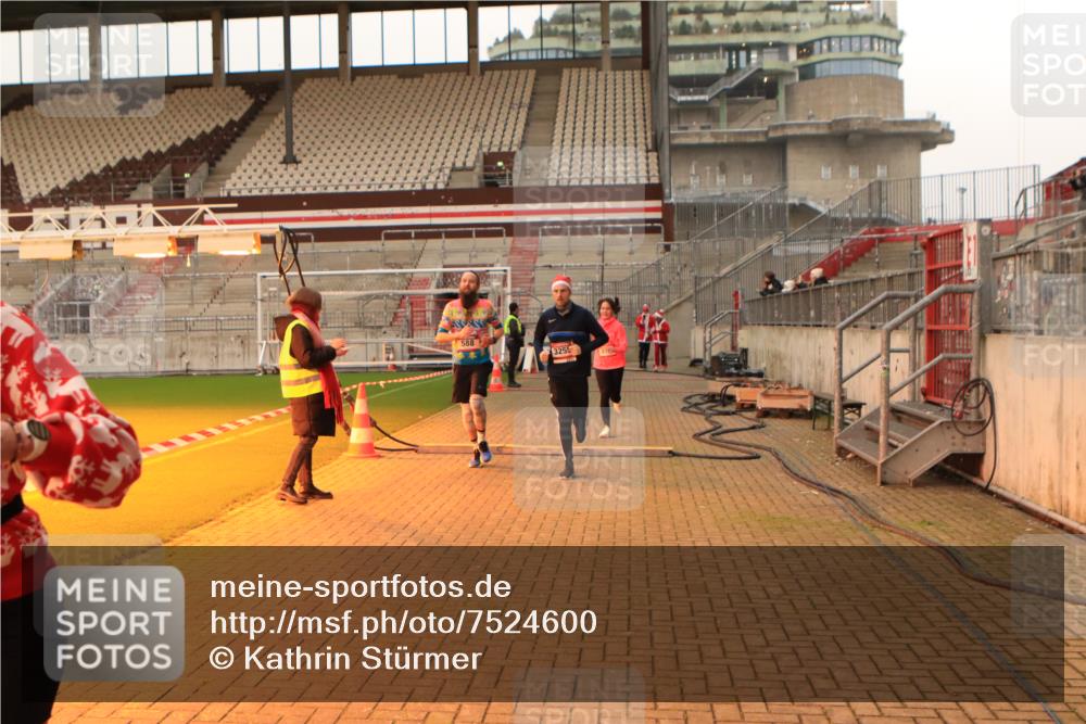 08.12.2024 - St. Pauli X-Mass-Run No. 14 Kathrin Stürmer Photography http://msf.ph/oto/7524600 08.12.2024 10:02:05 Ziel 588, 838, 2780, 2965, 3255 meine-sportfotos.de