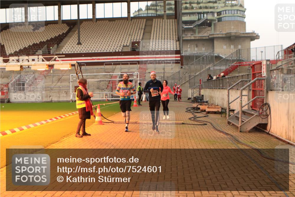08.12.2024 - St. Pauli X-Mass-Run No. 14 Kathrin Stürmer Photography http://msf.ph/oto/7524601 08.12.2024 10:02:06 Ziel 588, 838, 2780, 2965, 3255 meine-sportfotos.de