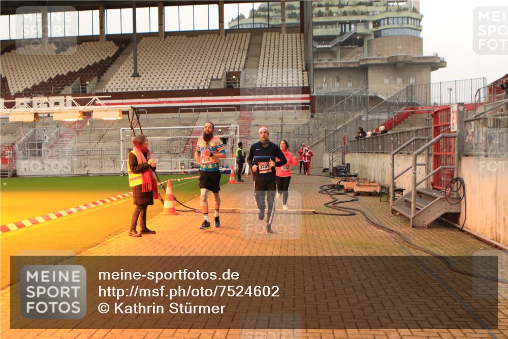 08.12.2024 - St. Pauli X-Mass-Run No. 14 Kathrin Stürmer Photography http://msf.ph/oto/7524602 08.12.2024 10:02:06 Ziel 588, 838, 2780, 2965, 3255 meine-sportfotos.de