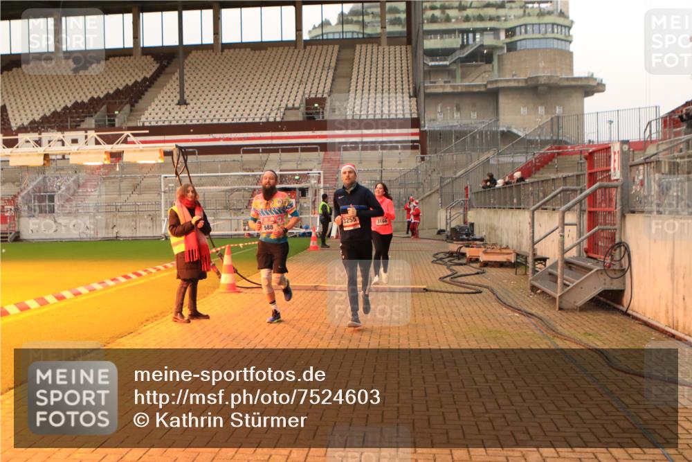 08.12.2024 - St. Pauli X-Mass-Run No. 14 Kathrin Stürmer Photography http://msf.ph/oto/7524603 08.12.2024 10:02:06 Ziel 588, 838, 2780, 2965, 3255 meine-sportfotos.de