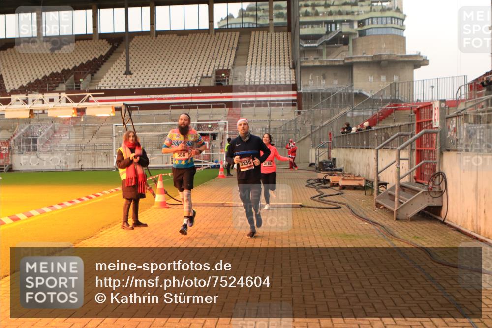 08.12.2024 - St. Pauli X-Mass-Run No. 14 Kathrin Stürmer Photography http://msf.ph/oto/7524604 08.12.2024 10:02:06 Ziel 588, 838, 2780, 2965, 3255 meine-sportfotos.de