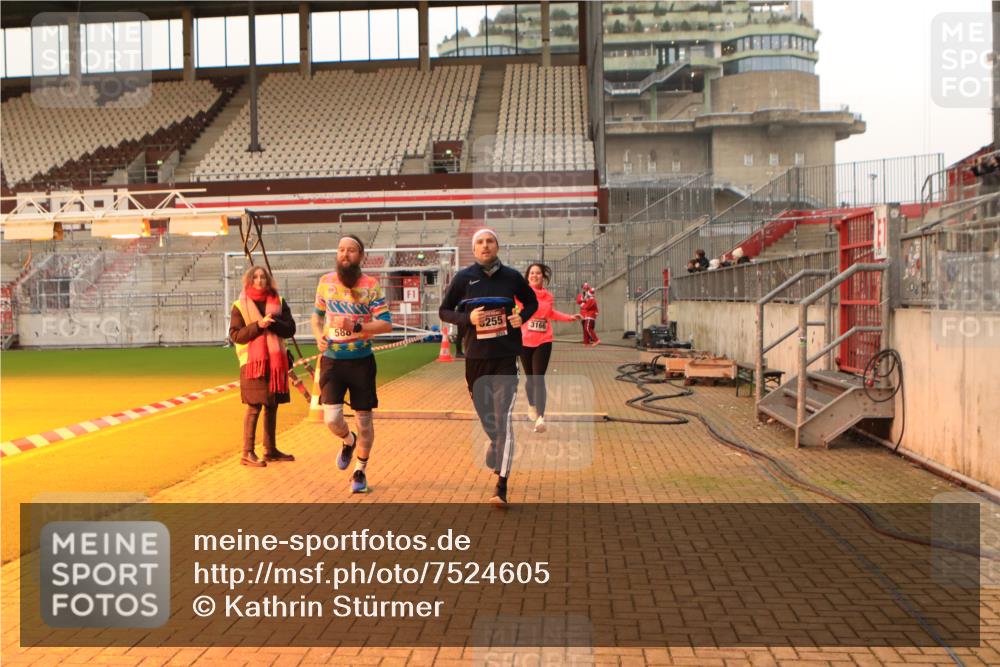08.12.2024 - St. Pauli X-Mass-Run No. 14 Kathrin Stürmer Photography http://msf.ph/oto/7524605 08.12.2024 10:02:06 Ziel 588, 838, 2780, 2965, 3255 meine-sportfotos.de