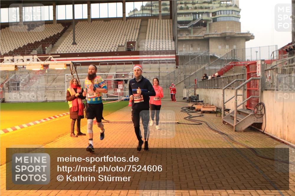 08.12.2024 - St. Pauli X-Mass-Run No. 14 Kathrin Stürmer Photography http://msf.ph/oto/7524606 08.12.2024 10:02:07 Ziel 588, 838, 2780, 2965, 3255 meine-sportfotos.de