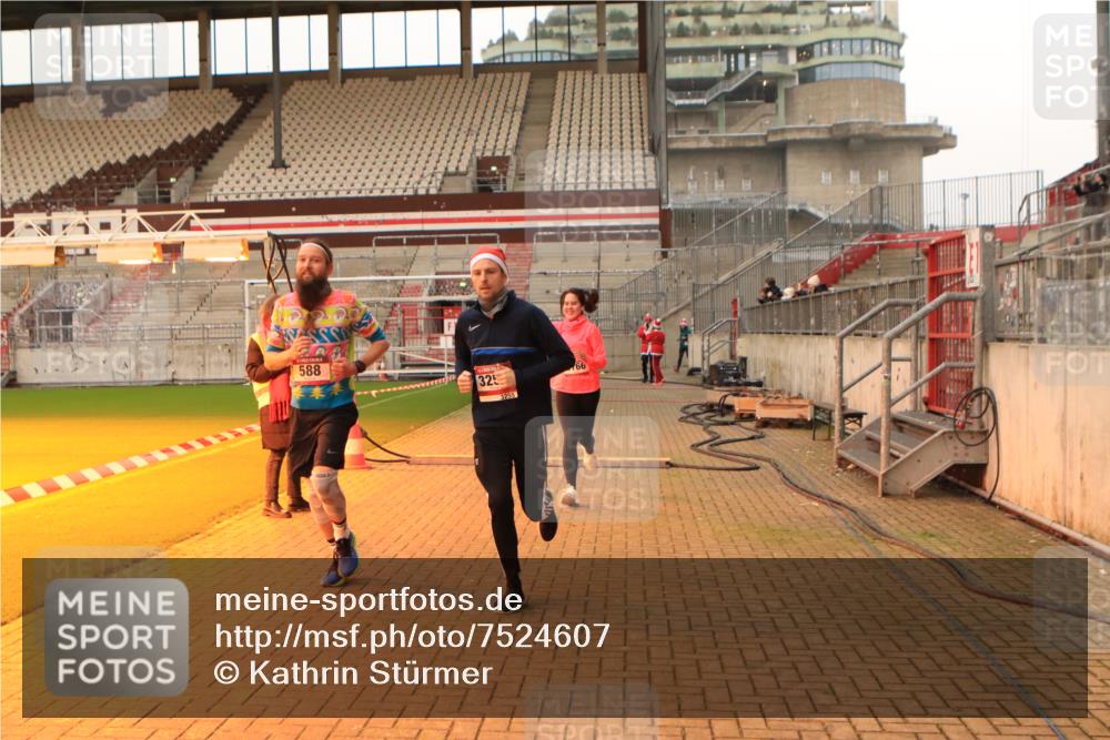 08.12.2024 - St. Pauli X-Mass-Run No. 14 Kathrin Stürmer Photography http://msf.ph/oto/7524607 08.12.2024 10:02:07 Ziel 588, 838, 2780, 2965, 3255 meine-sportfotos.de