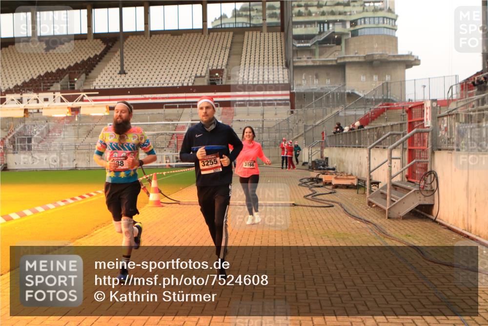 08.12.2024 - St. Pauli X-Mass-Run No. 14 Kathrin Stürmer Photography http://msf.ph/oto/7524608 08.12.2024 10:02:07 Ziel 588, 838, 2780, 2965, 3255 meine-sportfotos.de