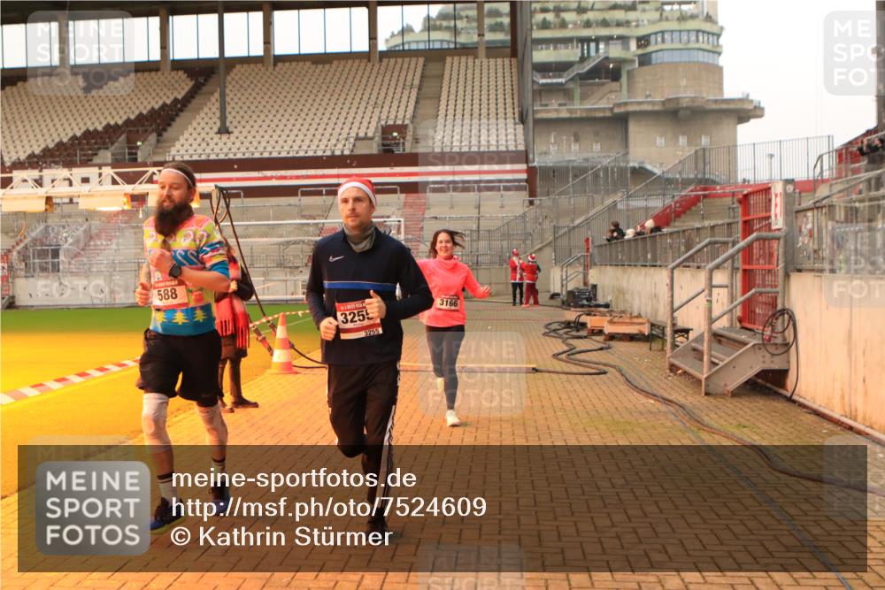 08.12.2024 - St. Pauli X-Mass-Run No. 14 Kathrin Stürmer Photography http://msf.ph/oto/7524609 08.12.2024 10:02:07 Ziel 588, 838, 2780, 2965, 3255 meine-sportfotos.de
