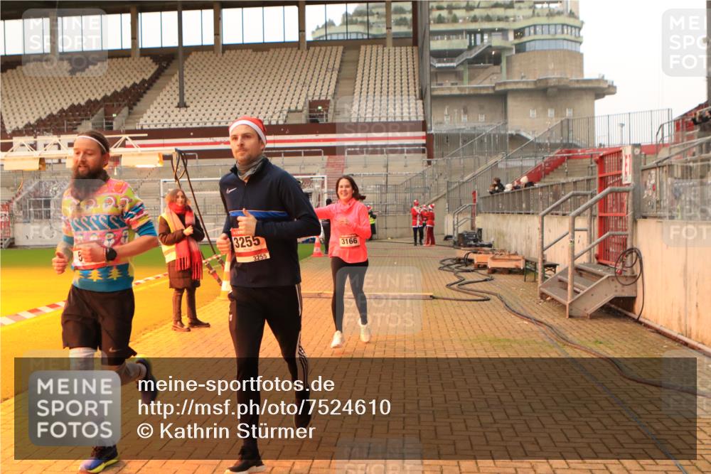 08.12.2024 - St. Pauli X-Mass-Run No. 14 Kathrin Stürmer Photography http://msf.ph/oto/7524610 08.12.2024 10:02:07 Ziel 588, 838, 2780, 2965, 3255 meine-sportfotos.de