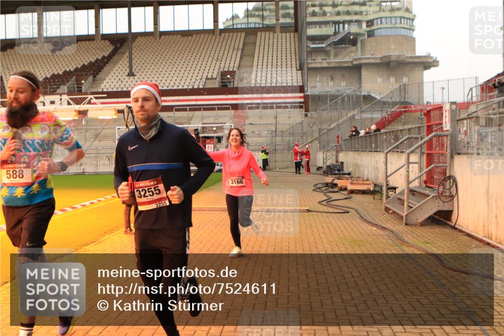 08.12.2024 - St. Pauli X-Mass-Run No. 14 Kathrin Stürmer Photography http://msf.ph/oto/7524611 08.12.2024 10:02:08 Ziel 479, 588, 604, 609, 838, 2780, 3255 meine-sportfotos.de