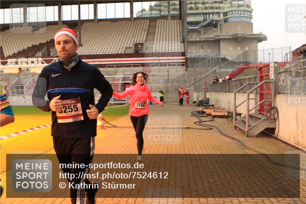08.12.2024 - St. Pauli X-Mass-Run No. 14 Kathrin Stürmer Photography http://msf.ph/oto/7524612 08.12.2024 10:02:08 Ziel 479, 588, 604, 609, 838, 2780, 3255 meine-sportfotos.de
