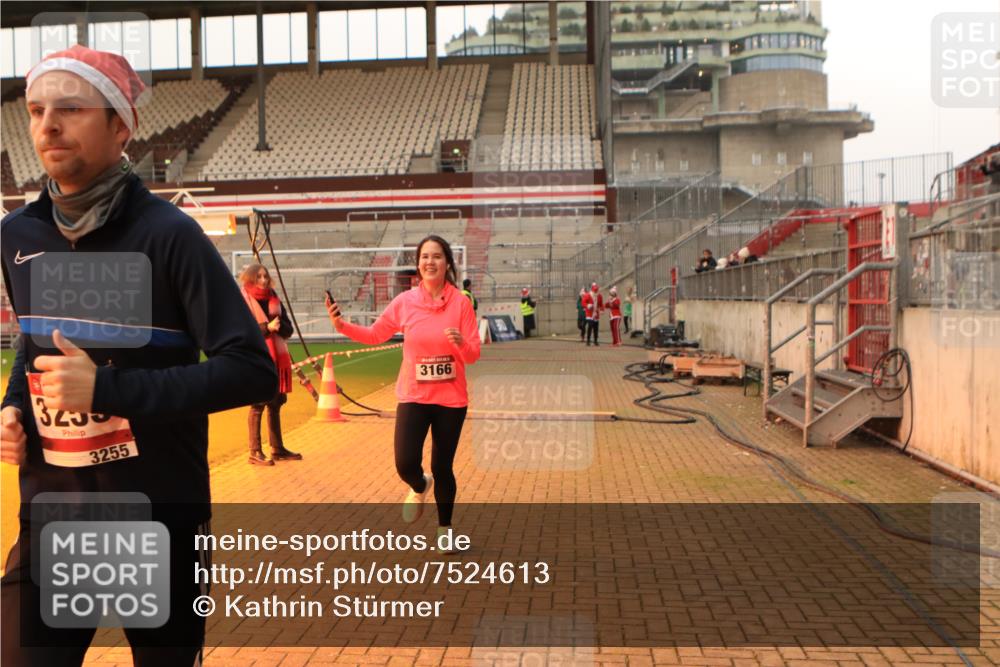 08.12.2024 - St. Pauli X-Mass-Run No. 14 Kathrin Stürmer Photography http://msf.ph/oto/7524613 08.12.2024 10:02:08 Ziel 479, 588, 604, 609, 838, 2780, 3255 meine-sportfotos.de