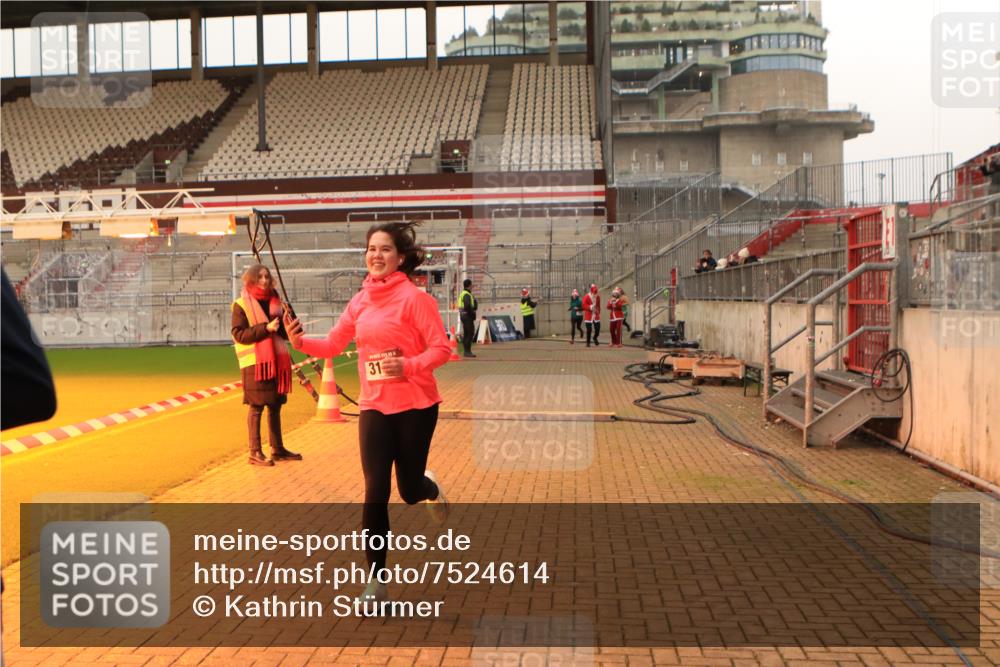 08.12.2024 - St. Pauli X-Mass-Run No. 14 Kathrin Stürmer Photography http://msf.ph/oto/7524614 08.12.2024 10:02:08 Ziel 479, 588, 604, 609, 838, 2780, 3255 meine-sportfotos.de