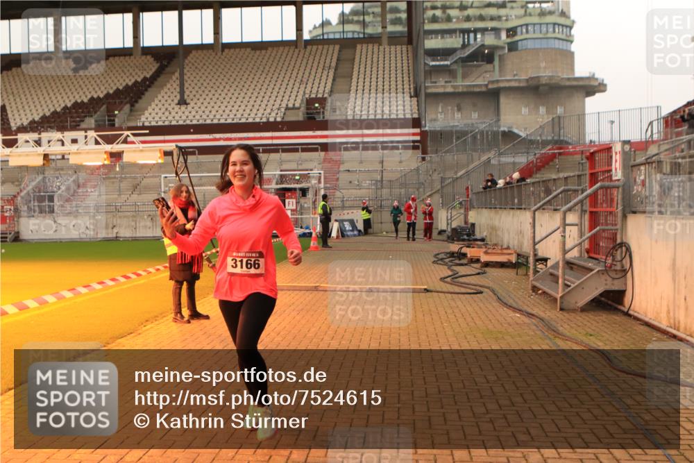 08.12.2024 - St. Pauli X-Mass-Run No. 14 Kathrin Stürmer Photography http://msf.ph/oto/7524615 08.12.2024 10:02:08 Ziel 479, 588, 604, 609, 838, 2780, 3255 meine-sportfotos.de