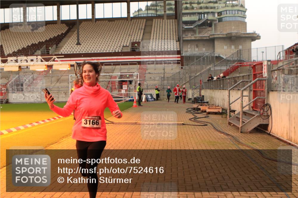 08.12.2024 - St. Pauli X-Mass-Run No. 14 Kathrin Stürmer Photography http://msf.ph/oto/7524616 08.12.2024 10:02:09 Ziel 479, 588, 604, 609, 838, 2780, 3255 meine-sportfotos.de