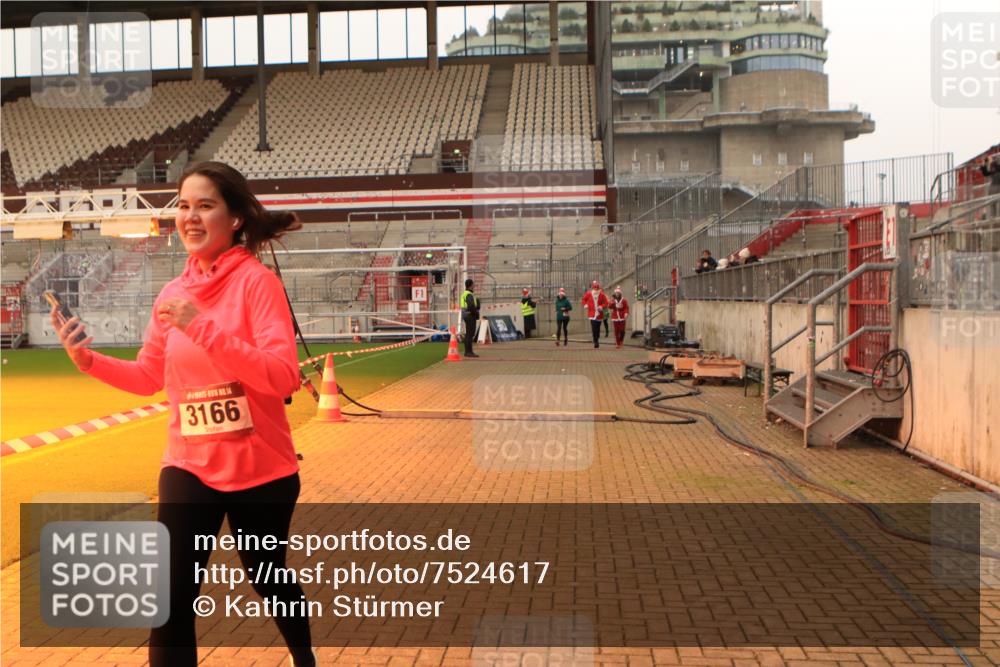 08.12.2024 - St. Pauli X-Mass-Run No. 14 Kathrin Stürmer Photography http://msf.ph/oto/7524617 08.12.2024 10:02:09 Ziel 479, 588, 604, 609, 838, 2780, 3255 meine-sportfotos.de