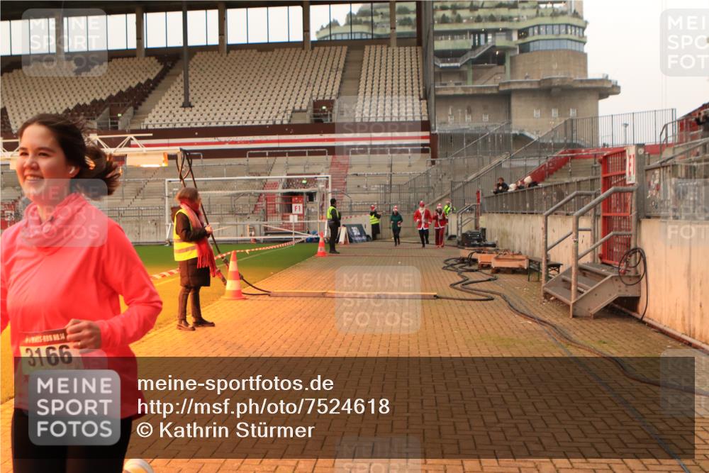 08.12.2024 - St. Pauli X-Mass-Run No. 14 Kathrin Stürmer Photography http://msf.ph/oto/7524618 08.12.2024 10:02:09 Ziel 479, 588, 604, 609, 838, 2780, 3255 meine-sportfotos.de