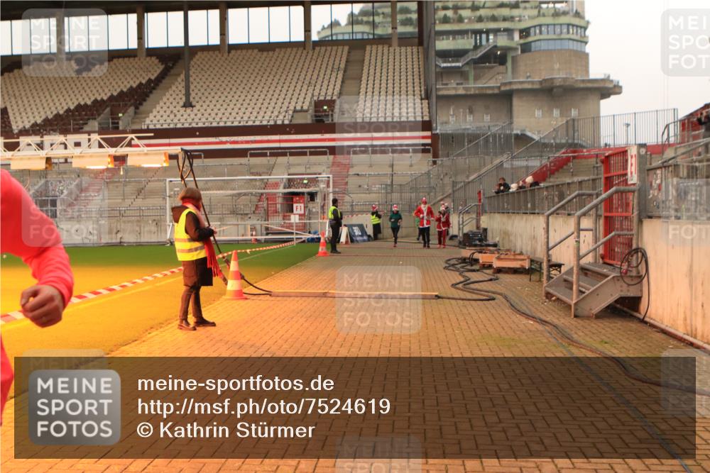 08.12.2024 - St. Pauli X-Mass-Run No. 14 Kathrin Stürmer Photography http://msf.ph/oto/7524619 08.12.2024 10:02:09 Ziel 479, 588, 604, 609, 838, 2780, 3255 meine-sportfotos.de