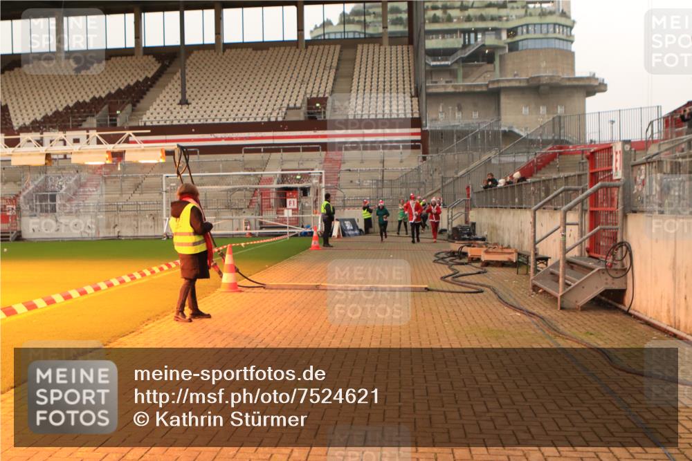 08.12.2024 - St. Pauli X-Mass-Run No. 14 Kathrin Stürmer Photography http://msf.ph/oto/7524621 08.12.2024 10:02:10 Ziel 479, 588, 604, 609, 838, 1275, 2780, 3255 meine-sportfotos.de