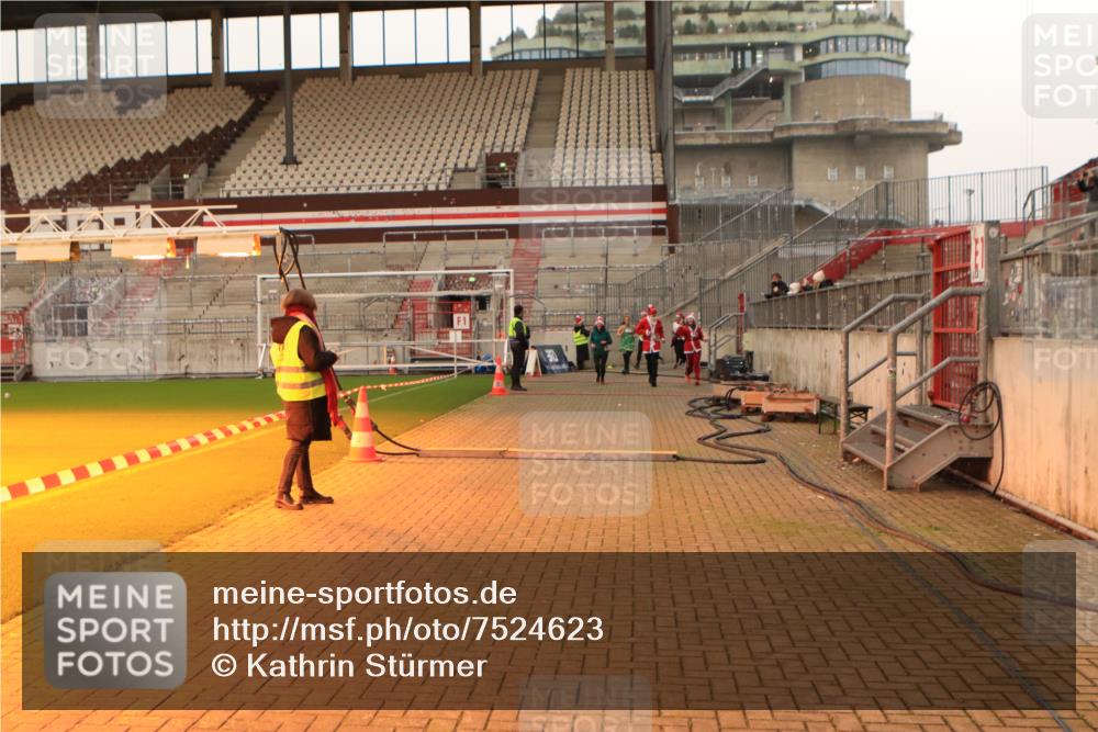 08.12.2024 - St. Pauli X-Mass-Run No. 14 Kathrin Stürmer Photography http://msf.ph/oto/7524623 08.12.2024 10:02:10 Ziel 479, 588, 604, 609, 838, 1275, 2780, 3255 meine-sportfotos.de