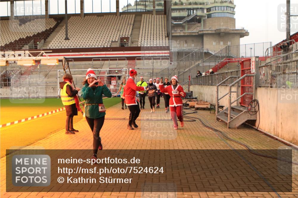 08.12.2024 - St. Pauli X-Mass-Run No. 14 Kathrin Stürmer Photography http://msf.ph/oto/7524624 08.12.2024 10:02:17 Ziel 187, 479, 588, 604, 609, 1275, 2211, 2334, 2371, 2898, 3255 meine-sportfotos.de