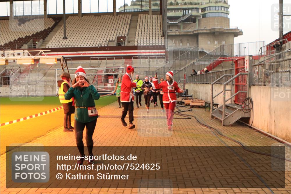 08.12.2024 - St. Pauli X-Mass-Run No. 14 Kathrin Stürmer Photography http://msf.ph/oto/7524625 08.12.2024 10:02:17 Ziel 187, 479, 588, 604, 609, 1275, 2211, 2334, 2371, 2898, 3255 meine-sportfotos.de