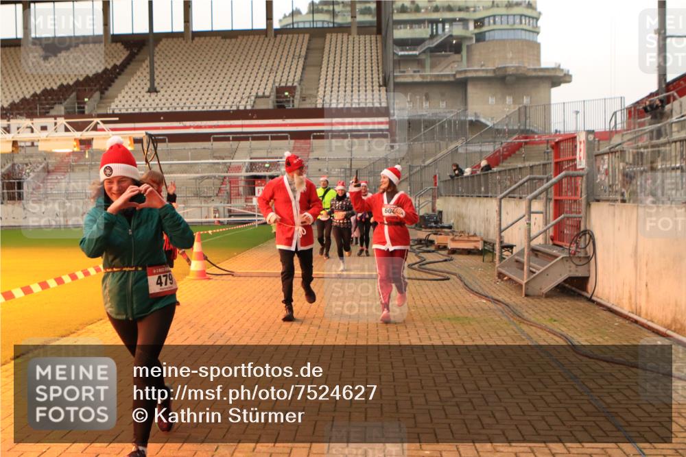08.12.2024 - St. Pauli X-Mass-Run No. 14 Kathrin Stürmer Photography http://msf.ph/oto/7524627 08.12.2024 10:02:18 Ziel 187, 479, 588, 604, 609, 1275, 2211, 2334, 2371, 2898, 3255 meine-sportfotos.de