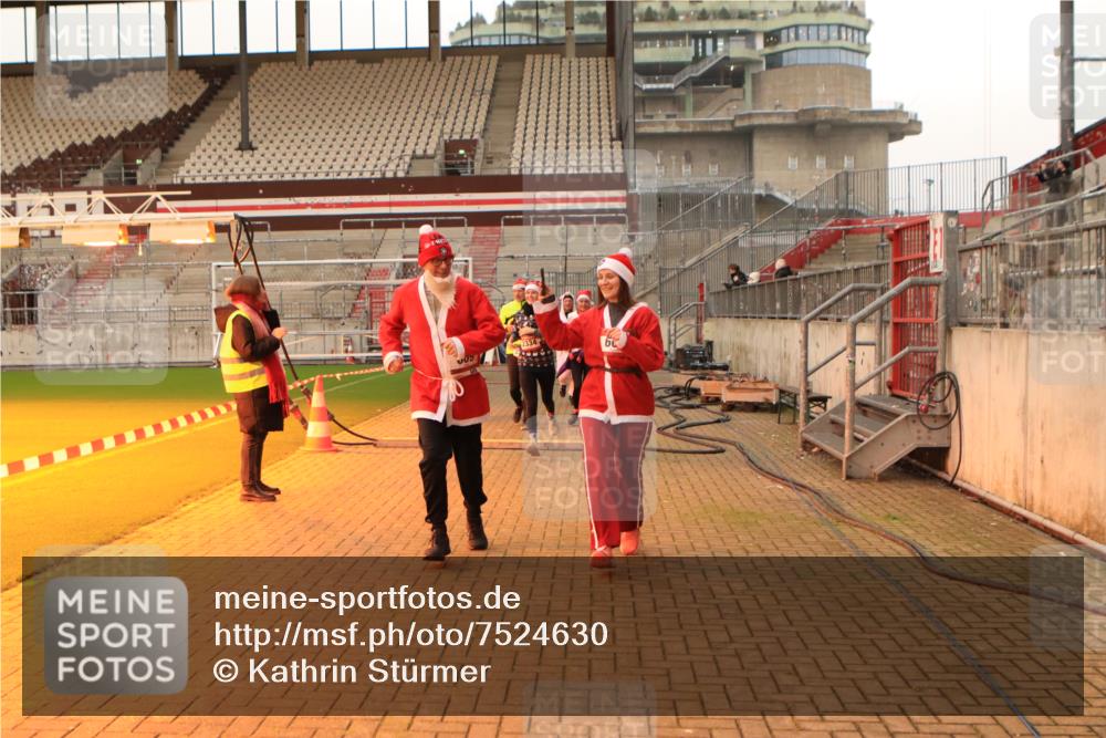 08.12.2024 - St. Pauli X-Mass-Run No. 14 Kathrin Stürmer Photography http://msf.ph/oto/7524630 08.12.2024 10:02:18 Ziel 187, 479, 588, 604, 609, 1275, 2211, 2334, 2371, 2898, 3255 meine-sportfotos.de
