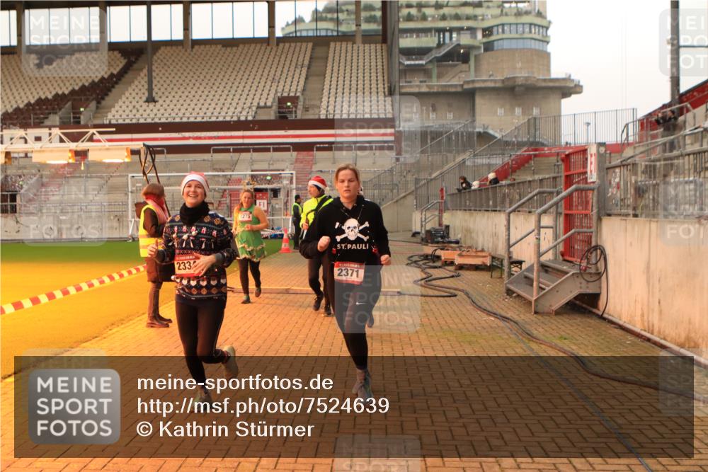 08.12.2024 - St. Pauli X-Mass-Run No. 14 Kathrin Stürmer Photography http://msf.ph/oto/7524639 08.12.2024 10:02:20 Ziel 187, 479, 604, 609, 1275, 2211, 2334, 2371, 2898 meine-sportfotos.de