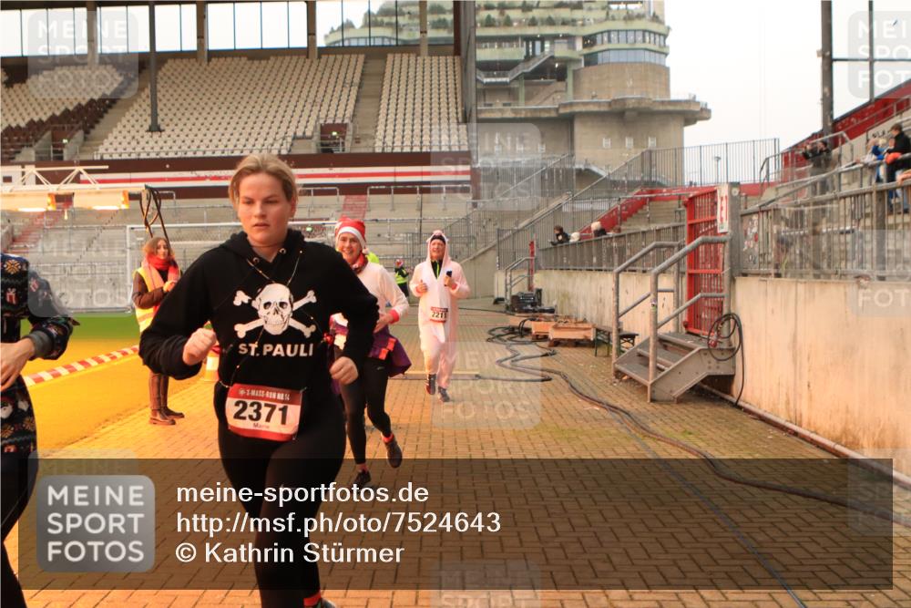 08.12.2024 - St. Pauli X-Mass-Run No. 14 Kathrin Stürmer Photography http://msf.ph/oto/7524643 08.12.2024 10:02:21 Ziel 187, 479, 604, 609, 1275, 2211, 2334, 2371, 2898 meine-sportfotos.de