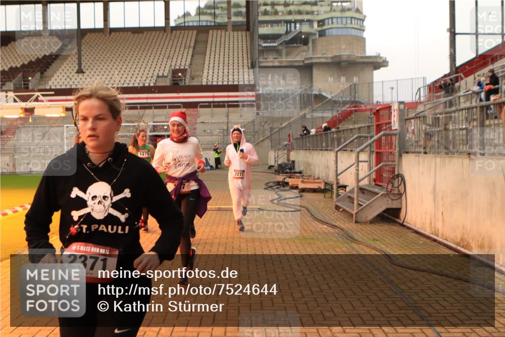 08.12.2024 - St. Pauli X-Mass-Run No. 14 Kathrin Stürmer Photography http://msf.ph/oto/7524644 08.12.2024 10:02:22 Ziel 187, 479, 604, 609, 1275, 2211, 2334, 2371, 2898 meine-sportfotos.de
