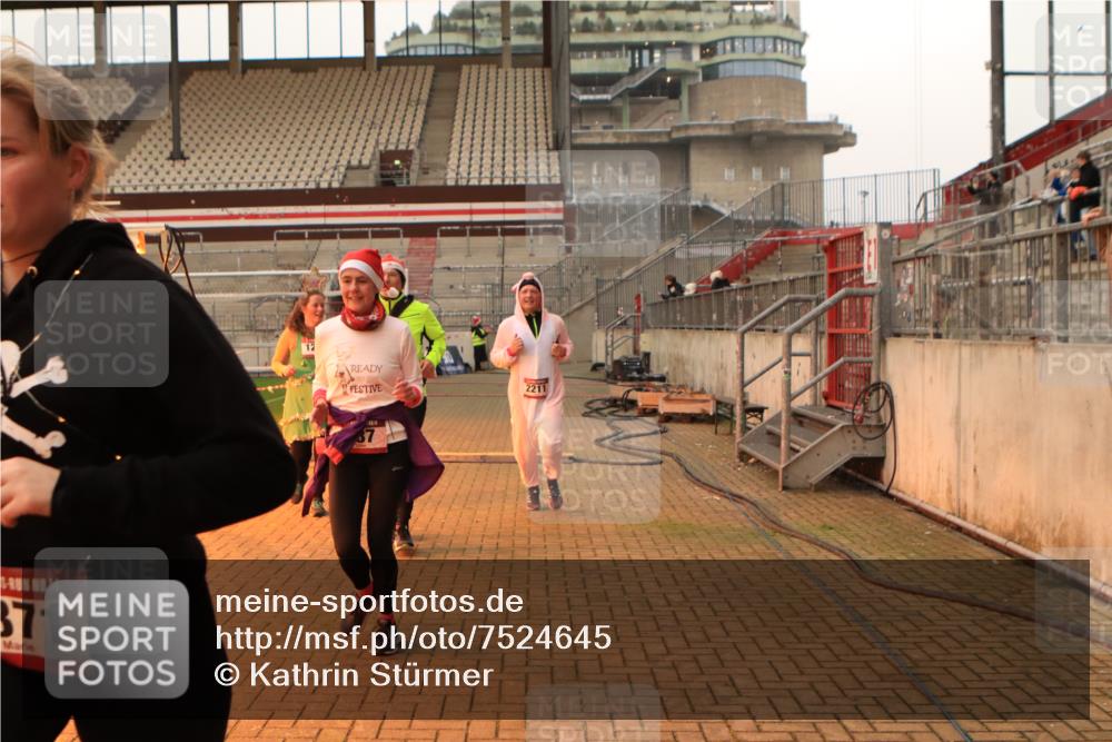 08.12.2024 - St. Pauli X-Mass-Run No. 14 Kathrin Stürmer Photography http://msf.ph/oto/7524645 08.12.2024 10:02:22 Ziel 187, 479, 604, 609, 1275, 2211, 2334, 2371, 2898 meine-sportfotos.de