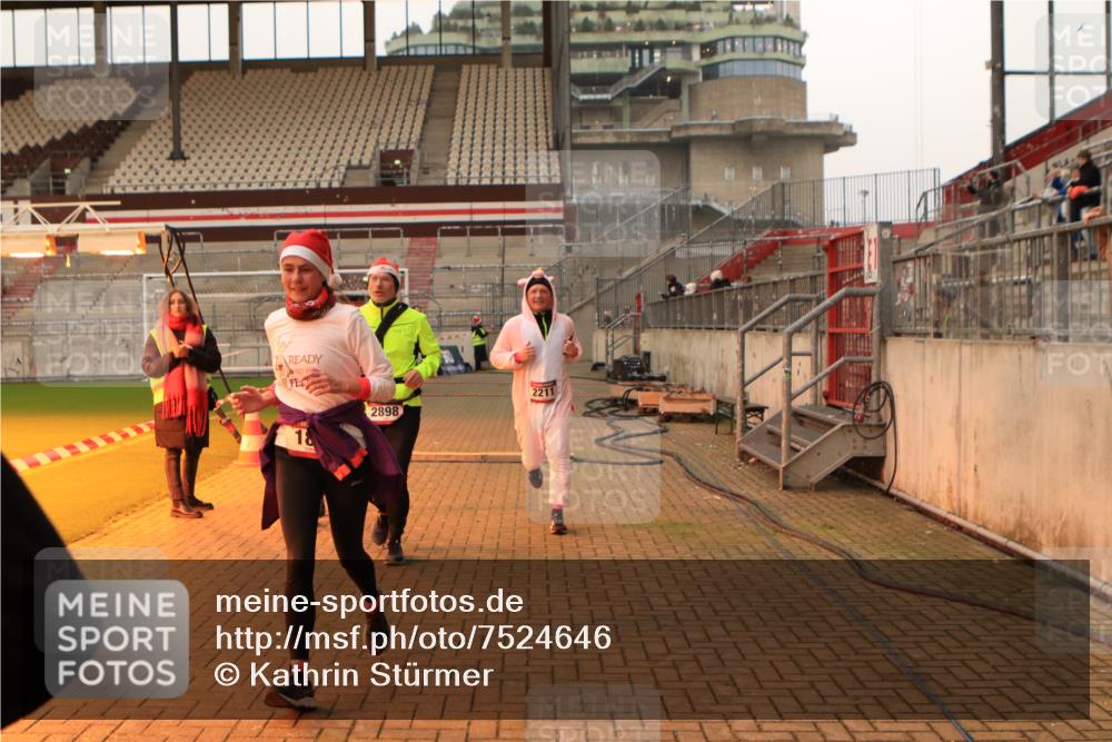 08.12.2024 - St. Pauli X-Mass-Run No. 14 Kathrin Stürmer Photography http://msf.ph/oto/7524646 08.12.2024 10:02:22 Ziel 187, 479, 604, 609, 1275, 2211, 2334, 2371, 2898 meine-sportfotos.de
