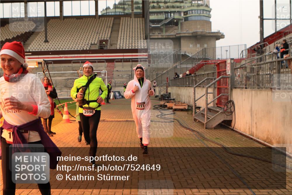 08.12.2024 - St. Pauli X-Mass-Run No. 14 Kathrin Stürmer Photography http://msf.ph/oto/7524649 08.12.2024 10:02:23 Ziel 187, 479, 604, 609, 1275, 2211, 2334, 2371, 2898 meine-sportfotos.de