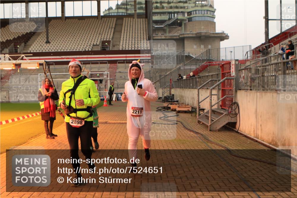 08.12.2024 - St. Pauli X-Mass-Run No. 14 Kathrin Stürmer Photography http://msf.ph/oto/7524651 08.12.2024 10:02:23 Ziel 187, 479, 604, 609, 1275, 2211, 2334, 2371, 2898 meine-sportfotos.de