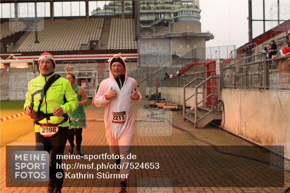 08.12.2024 - St. Pauli X-Mass-Run No. 14 Kathrin Stürmer Photography http://msf.ph/oto/7524653 08.12.2024 10:02:23 Ziel 187, 479, 604, 609, 1275, 2211, 2334, 2371, 2898 meine-sportfotos.de