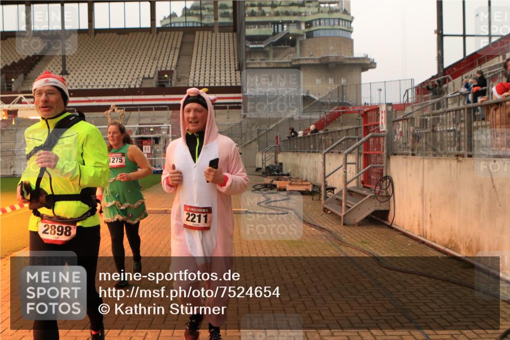 08.12.2024 - St. Pauli X-Mass-Run No. 14 Kathrin Stürmer Photography http://msf.ph/oto/7524654 08.12.2024 10:02:24 Ziel 187, 479, 604, 609, 1275, 2211, 2334, 2371, 2898, 3104, 3105 meine-sportfotos.de
