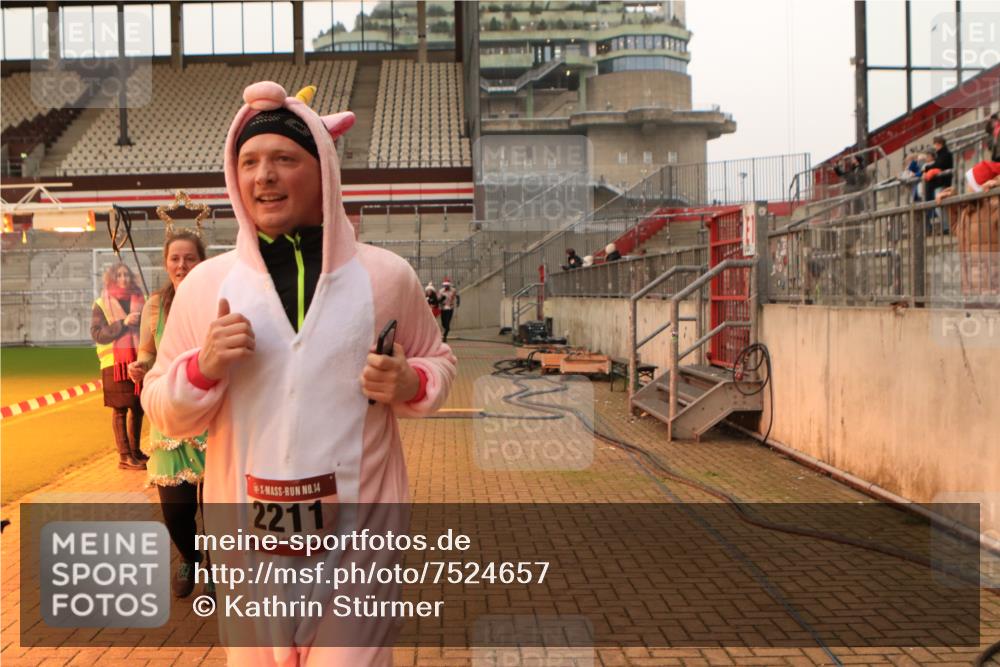 08.12.2024 - St. Pauli X-Mass-Run No. 14 Kathrin Stürmer Photography http://msf.ph/oto/7524657 08.12.2024 10:02:24 Ziel 187, 479, 604, 609, 1275, 2211, 2334, 2371, 2898, 3104, 3105 meine-sportfotos.de