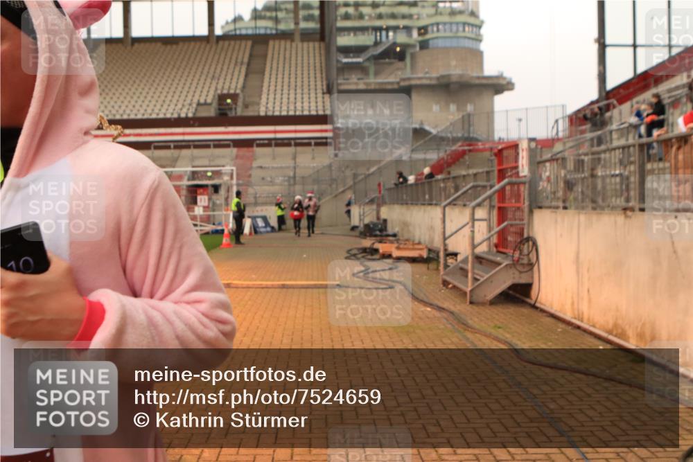 08.12.2024 - St. Pauli X-Mass-Run No. 14 Kathrin Stürmer Photography http://msf.ph/oto/7524659 08.12.2024 10:02:25 Ziel 187, 479, 604, 609, 1275, 2211, 2334, 2371, 2898, 3104, 3105 meine-sportfotos.de