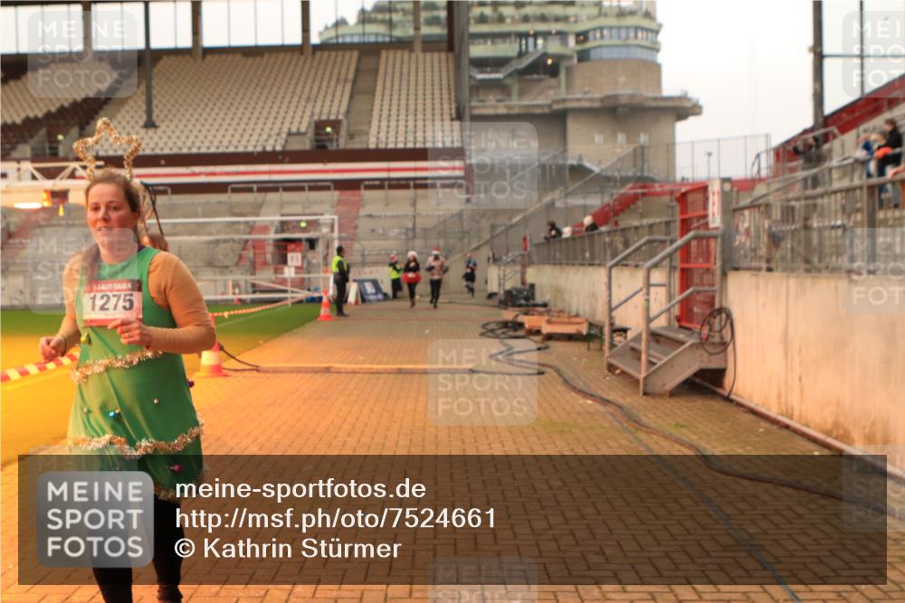 08.12.2024 - St. Pauli X-Mass-Run No. 14 Kathrin Stürmer Photography http://msf.ph/oto/7524661 08.12.2024 10:02:25 Ziel 187, 479, 604, 609, 1275, 2211, 2334, 2371, 2898, 3104, 3105 meine-sportfotos.de