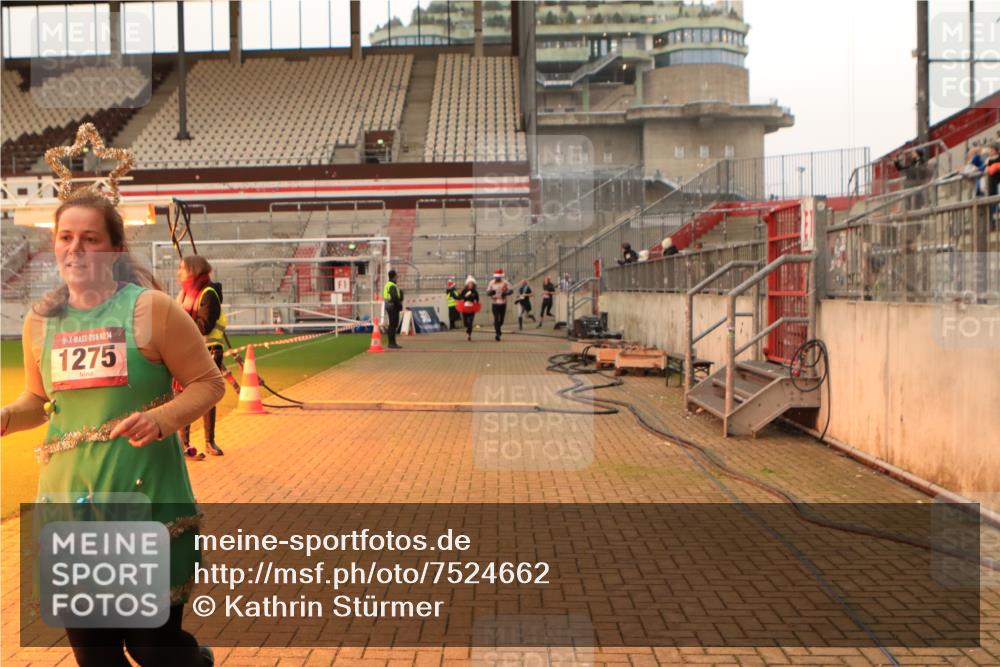 08.12.2024 - St. Pauli X-Mass-Run No. 14 Kathrin Stürmer Photography http://msf.ph/oto/7524662 08.12.2024 10:02:25 Ziel 187, 479, 604, 609, 1275, 2211, 2334, 2371, 2898, 3104, 3105 meine-sportfotos.de