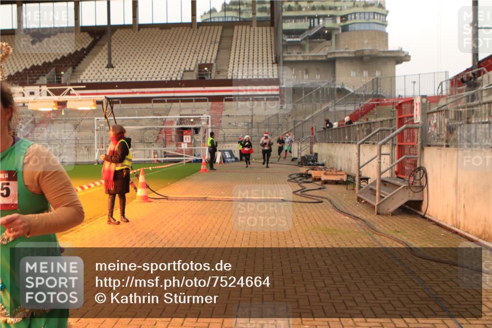 08.12.2024 - St. Pauli X-Mass-Run No. 14 Kathrin Stürmer Photography http://msf.ph/oto/7524664 08.12.2024 10:02:26 Ziel 187, 479, 604, 609, 1018, 1275, 2211, 2334, 2371, 2426, 2898, 3104, 3105 meine-sportfotos.de