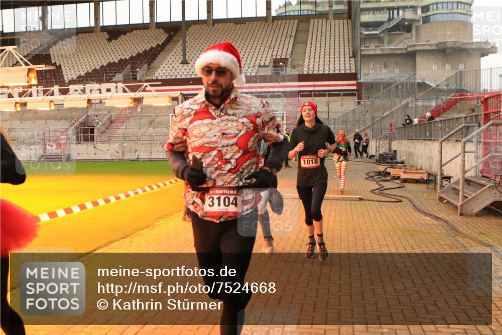 08.12.2024 - St. Pauli X-Mass-Run No. 14 Kathrin Stürmer Photography http://msf.ph/oto/7524668 08.12.2024 10:02:34 Ziel 345, 349, 1018, 2426, 3104, 3105 meine-sportfotos.de