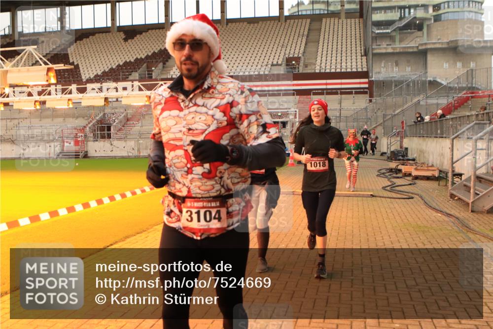 08.12.2024 - St. Pauli X-Mass-Run No. 14 Kathrin Stürmer Photography http://msf.ph/oto/7524669 08.12.2024 10:02:34 Ziel 345, 349, 1018, 2426, 3104, 3105 meine-sportfotos.de