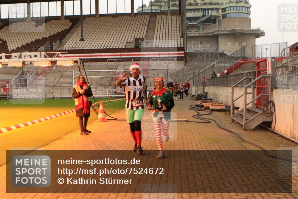 08.12.2024 - St. Pauli X-Mass-Run No. 14 Kathrin Stürmer Photography http://msf.ph/oto/7524672 08.12.2024 10:02:37 Ziel 345, 349, 613, 630, 1018, 1219, 2426, 3039, 3104, 3105 meine-sportfotos.de