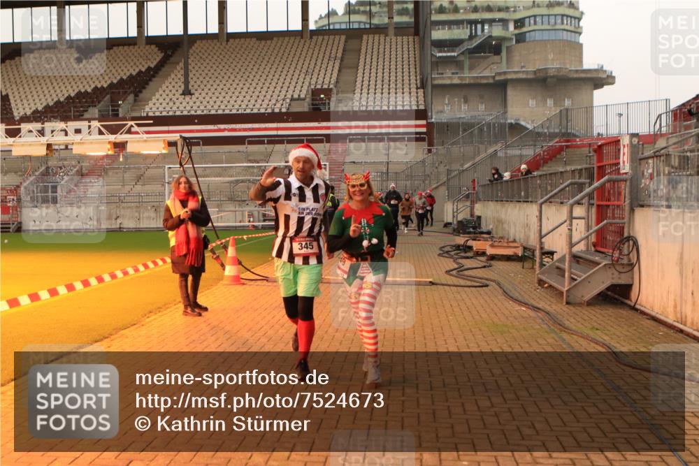 08.12.2024 - St. Pauli X-Mass-Run No. 14 Kathrin Stürmer Photography http://msf.ph/oto/7524673 08.12.2024 10:02:37 Ziel 345, 349, 613, 630, 1018, 1219, 2426, 3039, 3104, 3105 meine-sportfotos.de