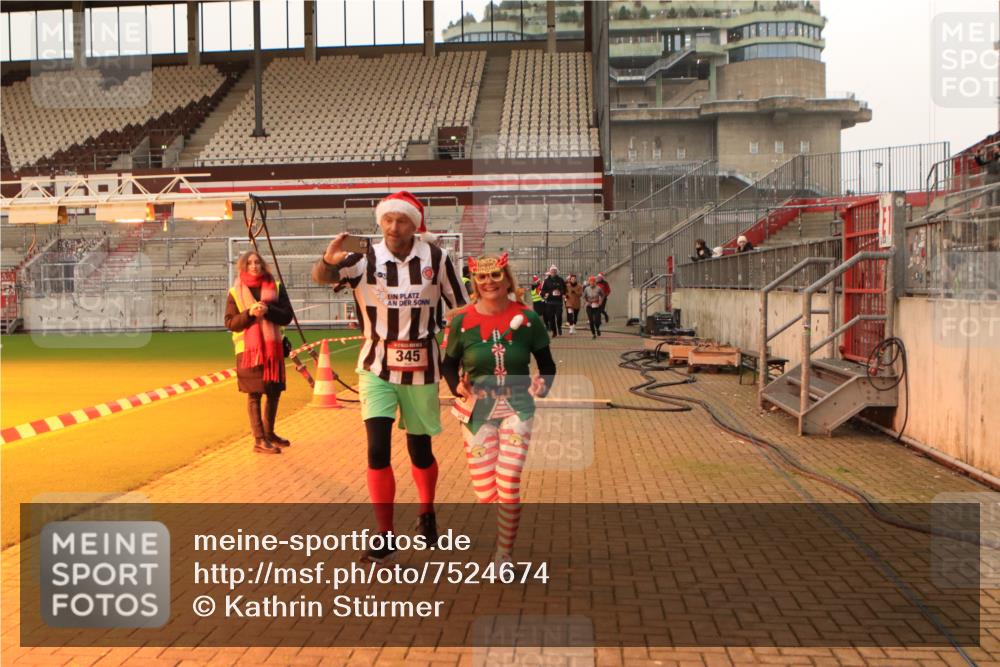 08.12.2024 - St. Pauli X-Mass-Run No. 14 Kathrin Stürmer Photography http://msf.ph/oto/7524674 08.12.2024 10:02:37 Ziel 345, 349, 613, 630, 1018, 1219, 2426, 3039, 3104, 3105 meine-sportfotos.de