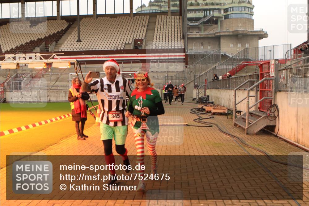 08.12.2024 - St. Pauli X-Mass-Run No. 14 Kathrin Stürmer Photography http://msf.ph/oto/7524675 08.12.2024 10:02:37 Ziel 345, 349, 613, 630, 1018, 1219, 2426, 3039, 3104, 3105 meine-sportfotos.de