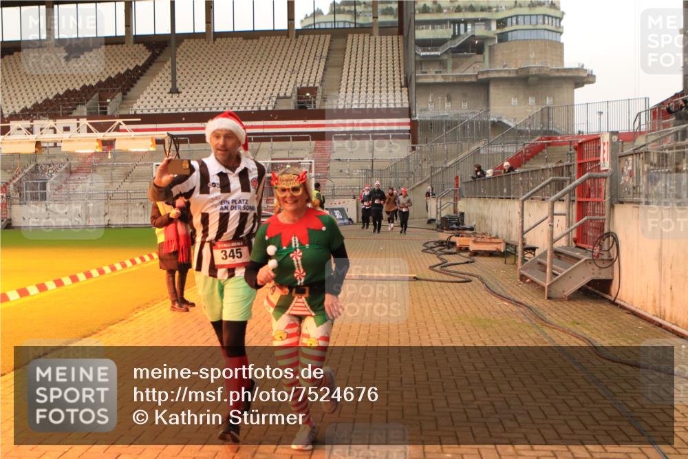 08.12.2024 - St. Pauli X-Mass-Run No. 14 Kathrin Stürmer Photography http://msf.ph/oto/7524676 08.12.2024 10:02:38 Ziel 345, 349, 613, 630, 1018, 1219, 2426, 3039, 3104, 3105 meine-sportfotos.de