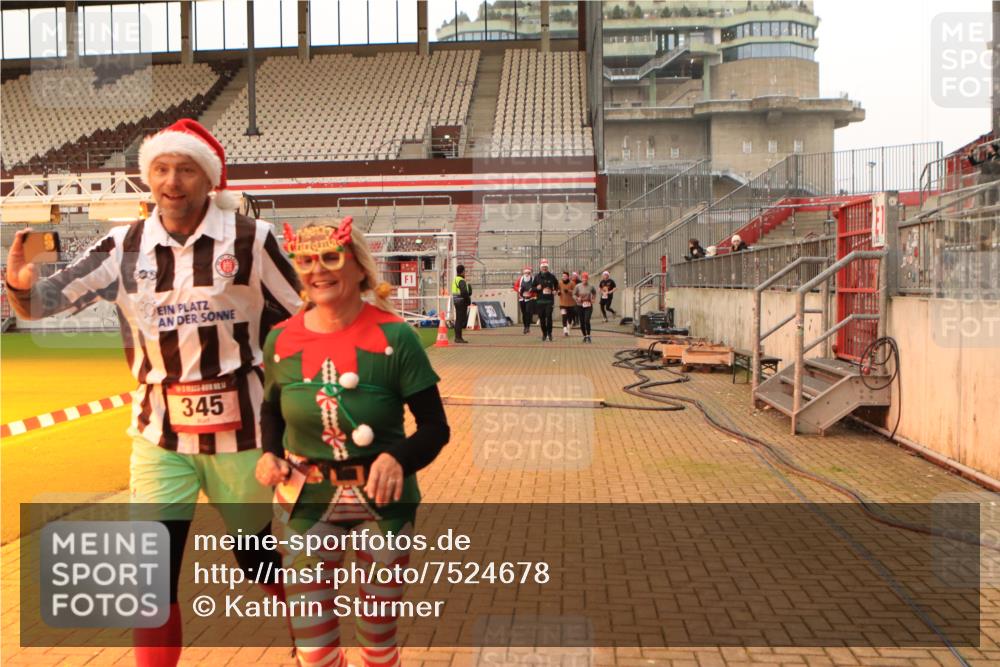 08.12.2024 - St. Pauli X-Mass-Run No. 14 Kathrin Stürmer Photography http://msf.ph/oto/7524678 08.12.2024 10:02:38 Ziel 345, 349, 613, 630, 1018, 1219, 2426, 3039, 3104, 3105 meine-sportfotos.de