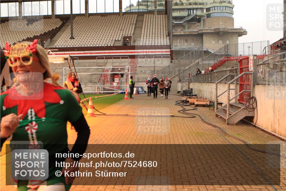 08.12.2024 - St. Pauli X-Mass-Run No. 14 Kathrin Stürmer Photography http://msf.ph/oto/7524680 08.12.2024 10:02:38 Ziel 345, 349, 613, 630, 1018, 1219, 2426, 3039, 3104, 3105 meine-sportfotos.de